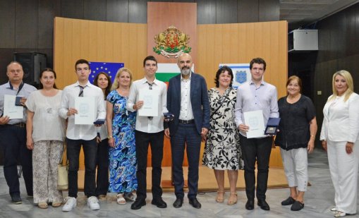 Петима възпитаници на МГ-Варна бяха отличени с грамоти и плакети от Общината