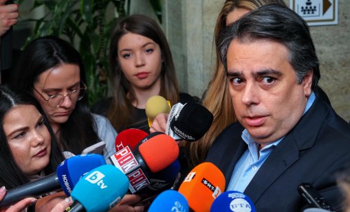 Асен Василев: Нито едно правителство не си е позволявало такъв удар и рекет