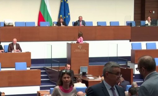 Спорове и скандали в НС пред варненски ученици
