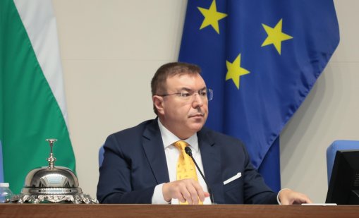 Костадин Ангелов: Асен Василев се е возил на задната седалка със собственици на "Лукойл“