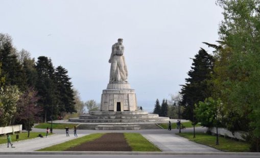 Ремонтират паметните плочи край Пантеона във Варна