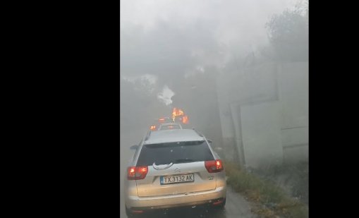 Кола се запали по пътя за Каменар (ВИДЕО)