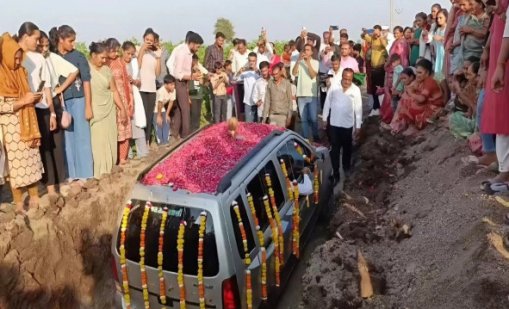 1500 души дойдоха на погребение.... на 12-годишен миниван