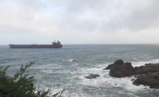 МОСВ започна спешен мониторинг на морските води заради блокирания танкер