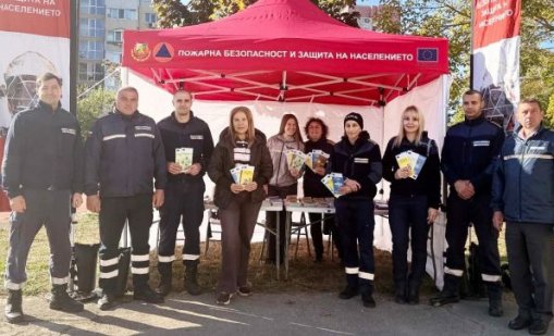 Пожарникари показват на ученици във Варна как да реагират при бедствия