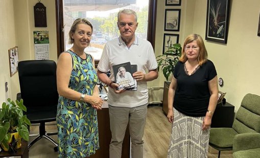Румен Петков дари книги на библиотеката във Варна