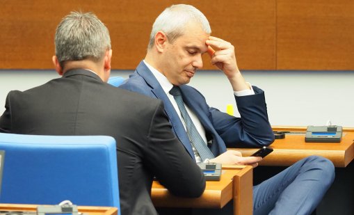 Костадинов: Не ни достигат пет подписа от АПС и МЕЧ за нов вот на недоверие