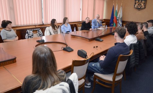 Студенти по право провеждат част от практическите си упражнения в Община Варна