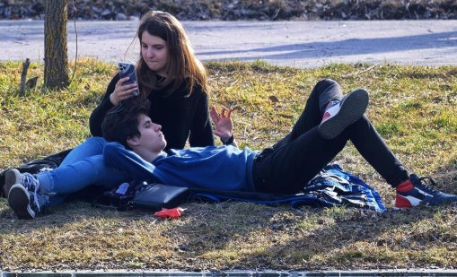 Българчетата най-много пушат, употребяват райски газ и алкохол, докато в Европа спират 