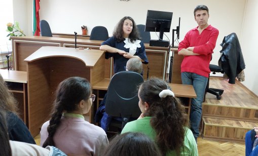 Петокласници от училище „Захари Стоянов“ посетиха Районния съд във Варна       