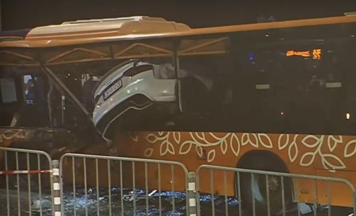 Кола влезе в автобус през прозореца в София (ВИДЕО)