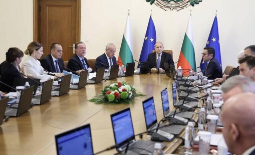 Радев: Пеевски и Борисов губят контрол върху финансовите потоци