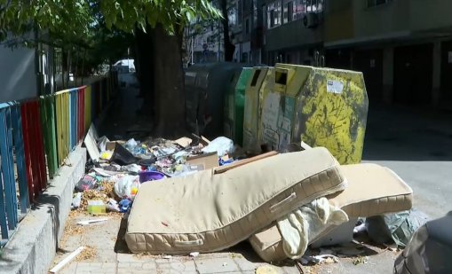 Едрогабаритни битови отпадъци на много места във Варна