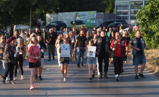Близки на починалия в катастрофа Александър проведоха протестно шествие във Варна