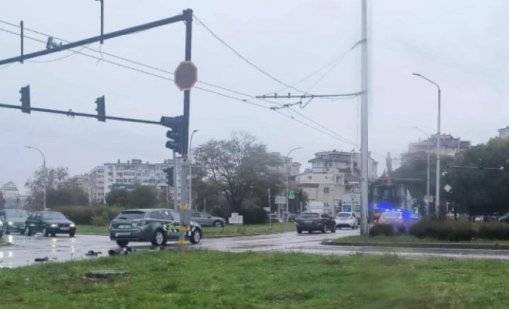 Светофар се повреди във Варна и предизвика задръствания