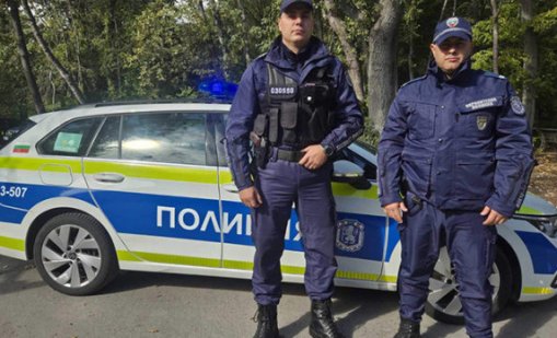 Полицаи от Варна станаха герои: С риск за живота си се хвърлили в горящ дом за възрастни