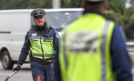 Голямото пътуване: Пътищата почерняха от полиция за трите почивни дни