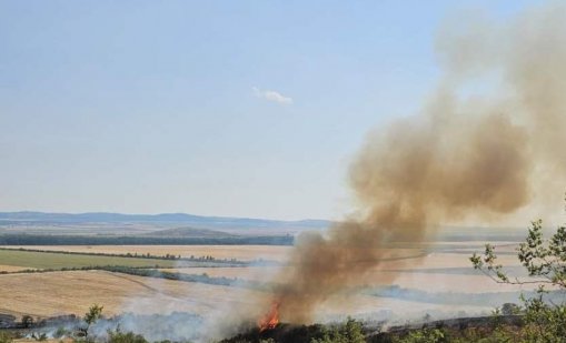 Военен хеликоптер, пожарникари и доброволци гасят огъня край Илинденци