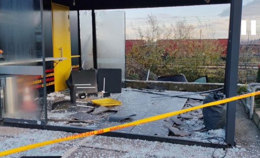 Кола се вряза в заведение за бързо хранене във Враца