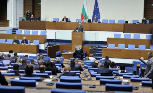 Парламентът обсъжда вота на недоверие и гласува оставката на Кирил Петков днес	