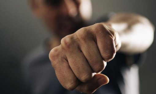 Внук счупи ребрата на дядо си след жесток побой