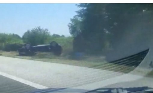 Кола се обърна по таван на "Тракия"