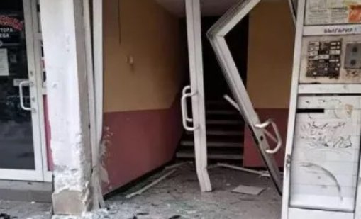 Кола се вряза във входа на блок 