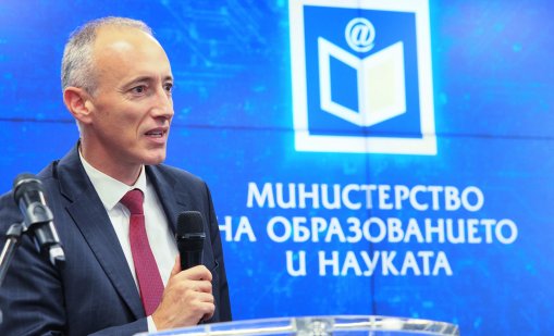Образователният министър обяви страхотна новина за учителите
