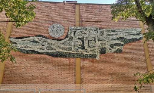 Мозайката от бившата автогара "грейна" върху фасадата на Хуманитарната гимназия във Варна