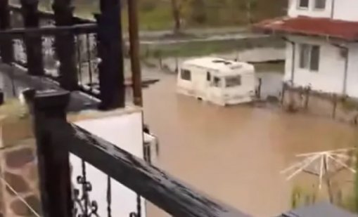 Бедствието днес: Курортът Лозенец е под вода