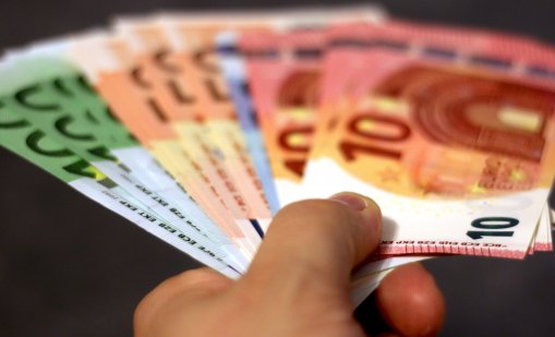 Максималният осигурителен доход скача до 2400 евро: По-високи вноски и риск от замразяване на заплатите