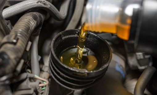 Какво трябва да бъде нивото на маслото в двигателя