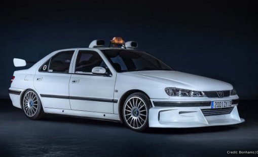 Продадоха култови коли от киното за милиони на търг в Париж