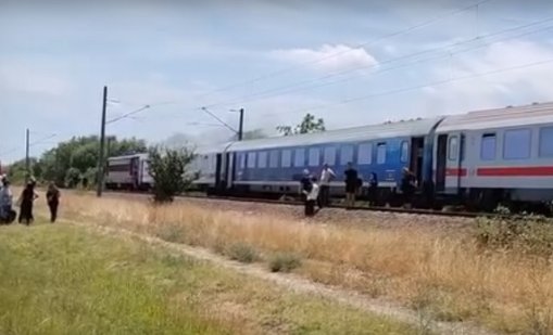Запали се локомотивът на бързия влак от Варна за София (ВИДЕО)
