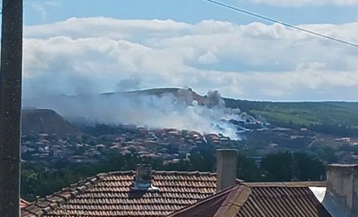 Голям пожар гори в ромската махала на Белослав