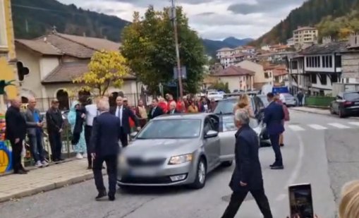 Радев пристигна в Смолян с личния си автомобил (ВИДЕО)