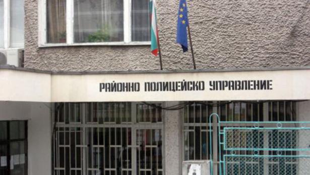 Гърци вилнеят в Сандански, скачат на таксиджия и полицай