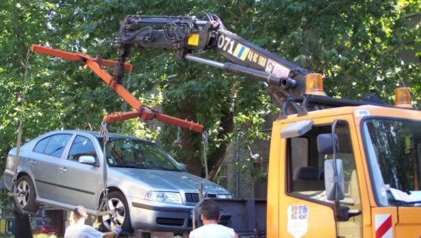 Вдигат паркиралите коли на място за автобуси край пристанището