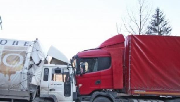 Два тира се блъснаха челно край Велико Търново