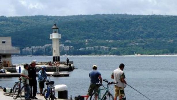 Любители на риболова се изявяват на Морска гара