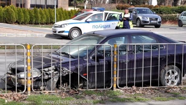 Зрелищна катастрофа затрудни движението край хотел „Димят“