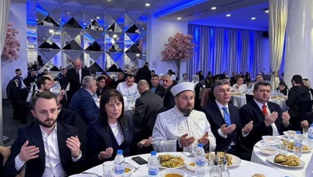 Ифтар за 450 души във Варна даде председателят на ДПС Делян Пеевски