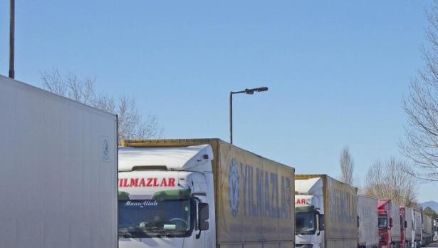 Продължава блокадата на границата ни с Турция
