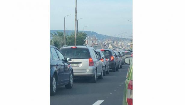 Неспазена дистанция причини катастрофа на Аспаруховия мост