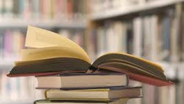 Френска пътешественичка дарява книги на библиотеката
