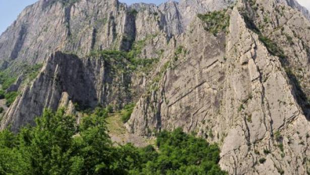 Алпинист загина след падане от "Вратцата" до Враца