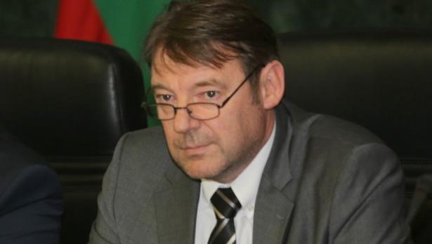 Писанчев мълчи за Сертов