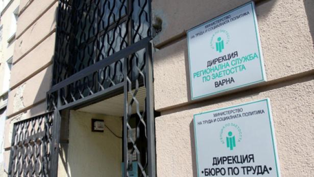 Учители и работници за курортите се търсят най-много във Варна