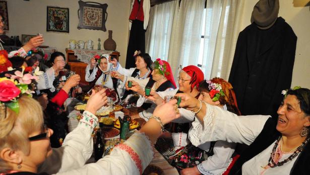 Накипрени с народни носии, жените вдигат наздравица за Бабинден. Снимка Пламен Гутинов