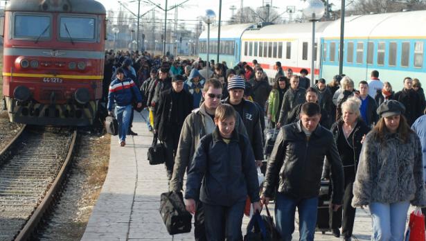 Превозват с автобус пътниците от влака София-Варна